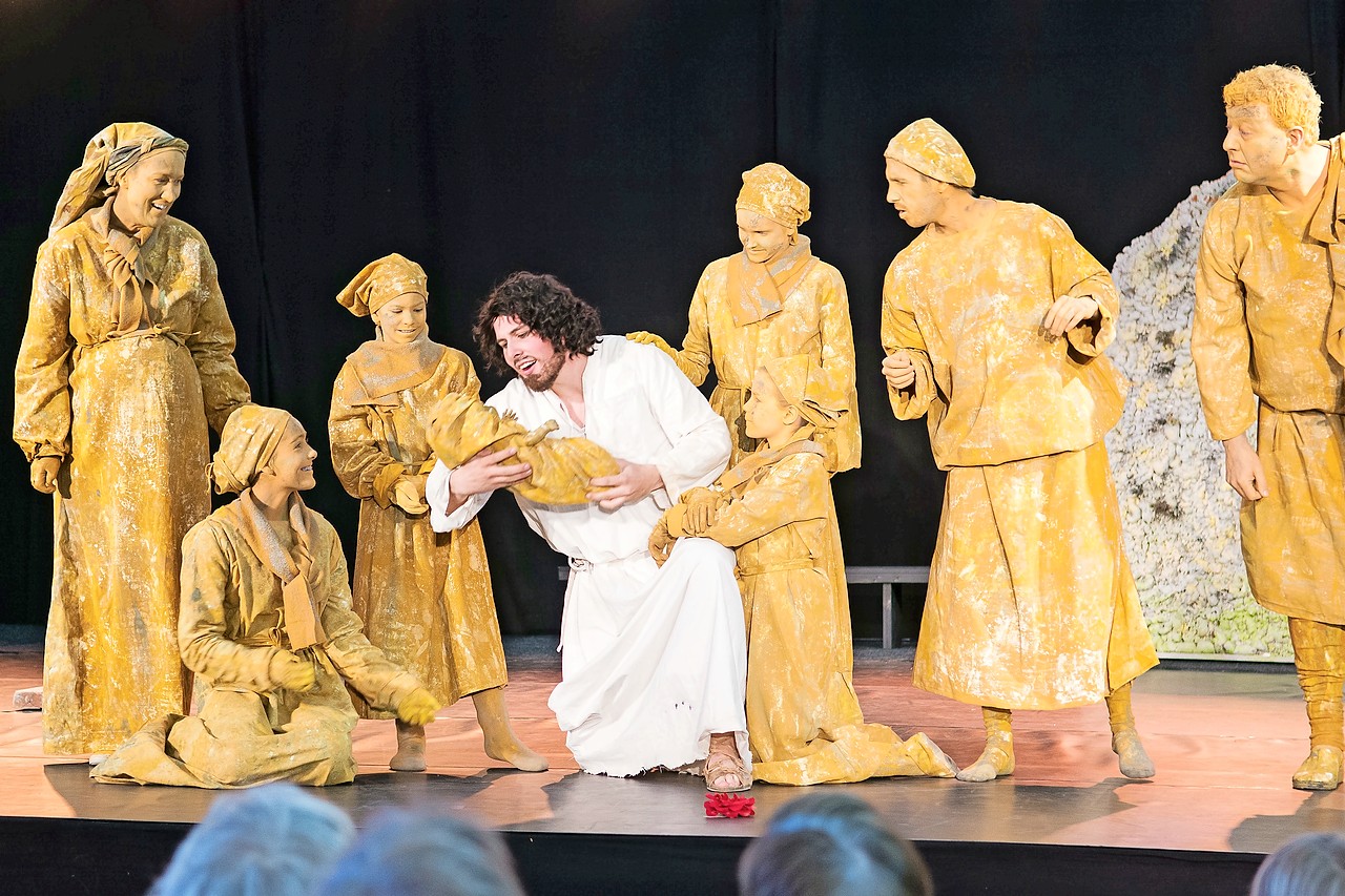 ‘Laat de kinderen tot mij komen’, is een van de uitgebeelde scènes. © Wandeltheater Dolorosa