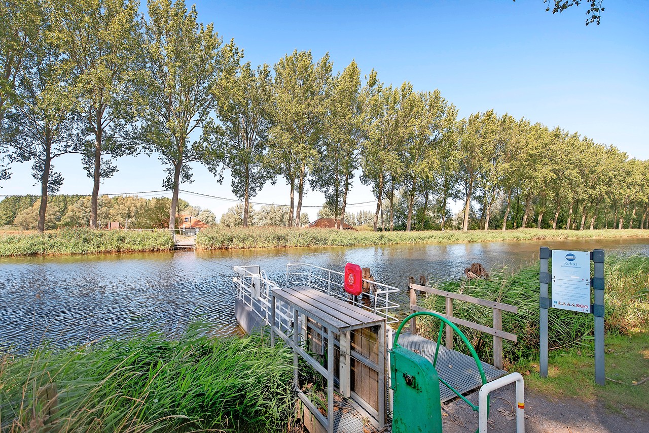 De overzetboot de Kobus helpt wandelaars de Damse vaart over te steken. © Westtoer