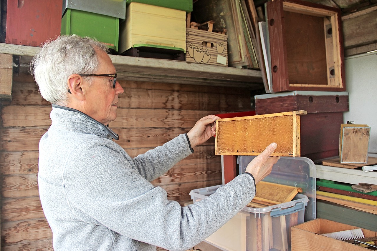 Met trots laat Rob Carrette de honing in een van de ramen zien. © Liselotte Anckaert