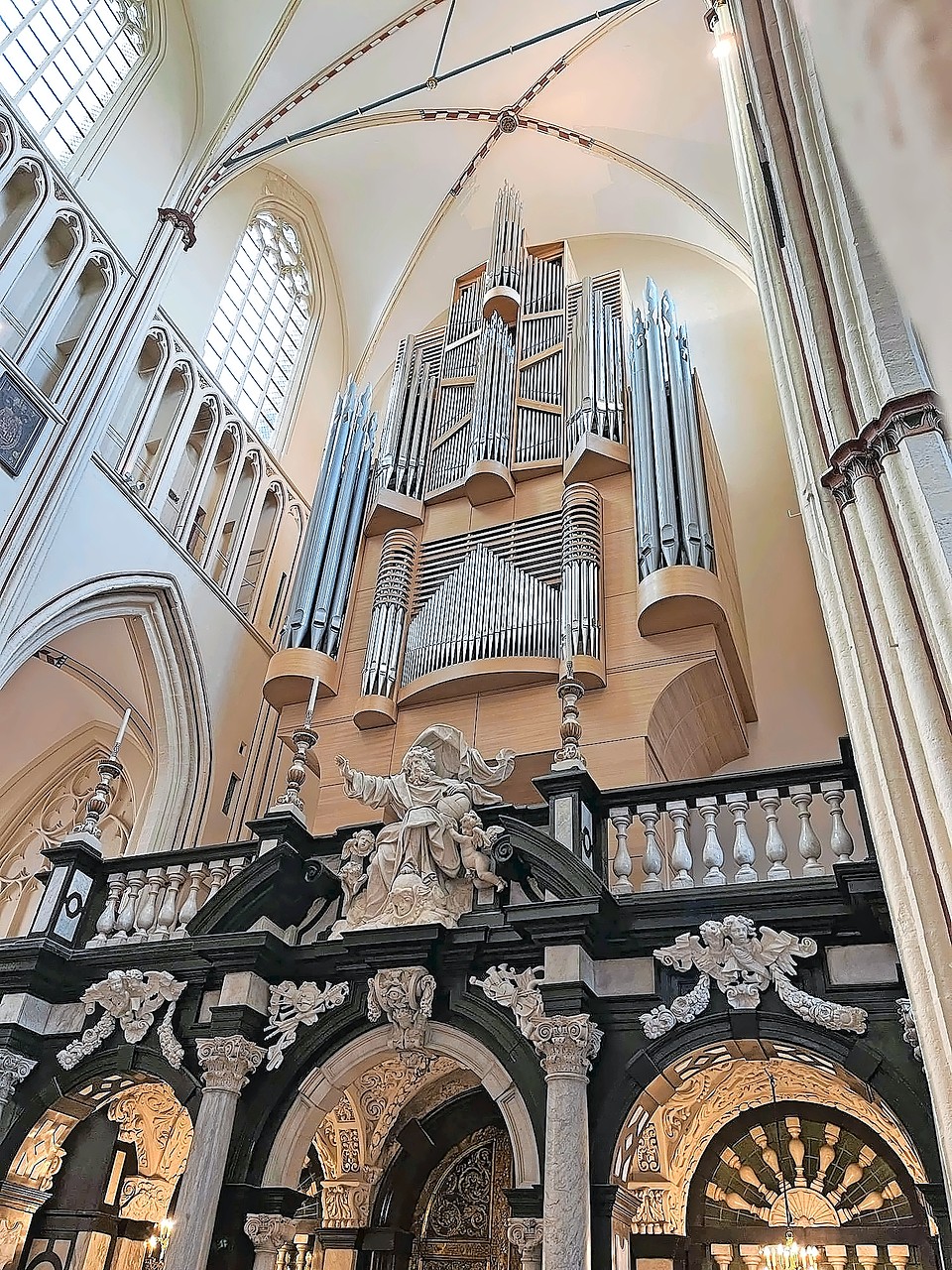 Het Klaisorgel aan de westmuur van de kathedraal in Brugge. © Martien Schouteet