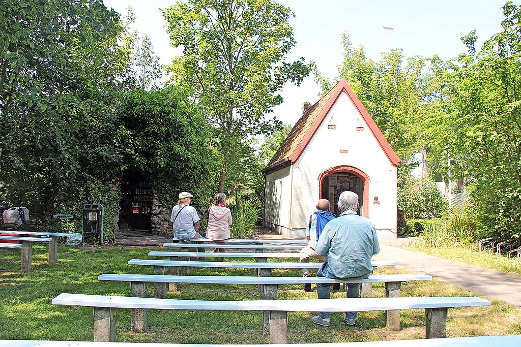 Op de pas geverfde en nette banken aan de kapel is het aangenaam vertoeven. © Liselotte Anckaert