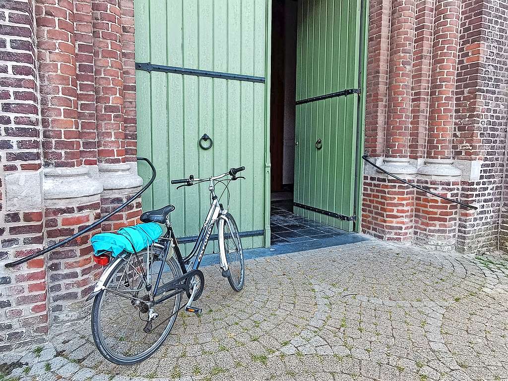 De Sint-Martinuskerk in Avelgem is een van de elf kerken waar je kunt vertrekken. Wie goed zoekt, vindt er al meteen een paar foto’s. © Liselotte Anckaert