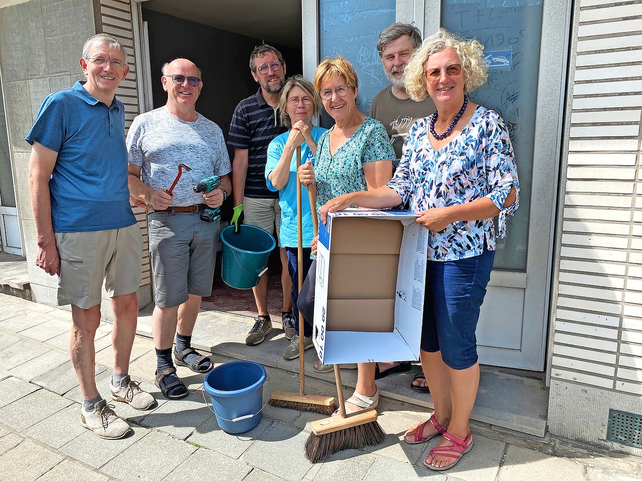 Stefaan Fonteyne aan de slag in een huis voor daklozen in Oostende, samen met een groep vrijwilligers. © Mattias Lelie