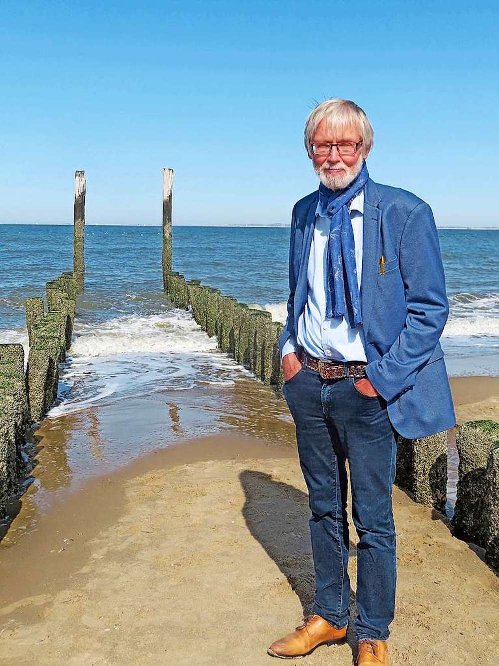 In de natuur, en in het bijzonder aan de zee, haalt Johan Corveleijn soms inspiratie voor zijn gedichten. © Marijke Proot