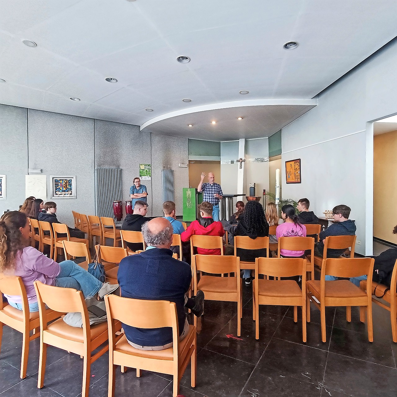 Dominique Ballegeer (links) en Andries Boekhout geven uitleg in de Hazegraskerk, een plek waar diverse religieuze gemeenschappen zich thuis voelen. © Liselotte Anckaert