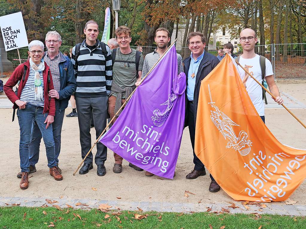 Lode Aerts, bisschop van Brugge, en leden van de Sint-Michiels- beweging waren ook vorig jaar van de partij. © Michiel Van Mulders