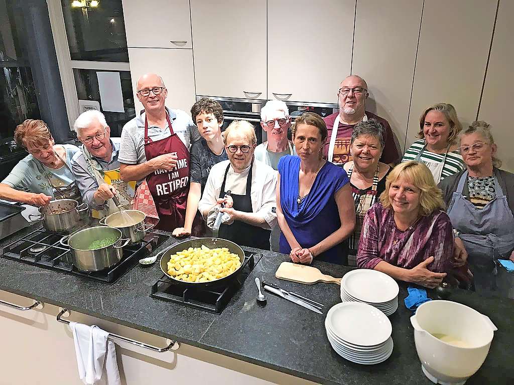 De kookcursus met Jan Wydooghe in Jeugdhuis De Takel verbindt mensen uit alle lagen van de samenleving. © Lilly Verbindt