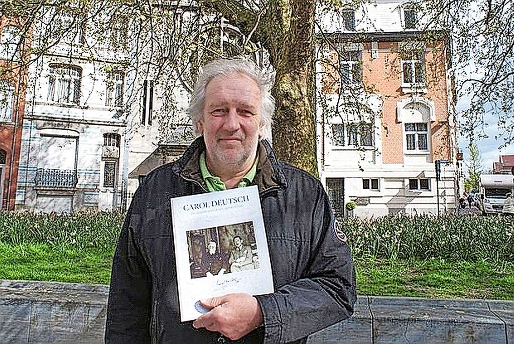 Etienne Van den Steen met het boek over Carol Deutsch voor de