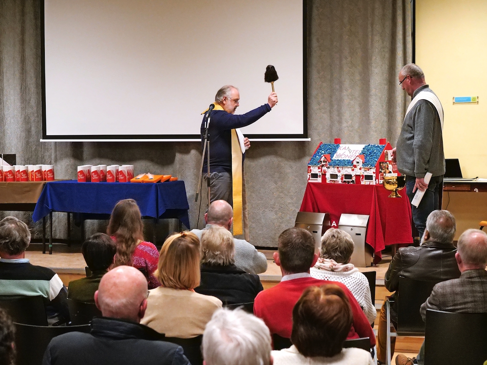 Tijdens een feestelijke plechtigheid zegent Piet Vandevoorde het nieuwe woonproject in. © Mattias Lelie