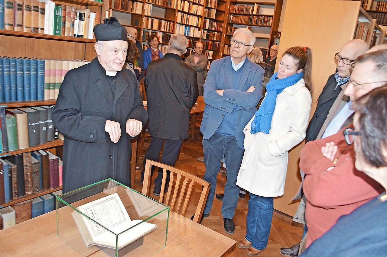 Guido Gezelle zelve leidt bezoekers rond in het Engels Klooster. © Bertrand Goethals