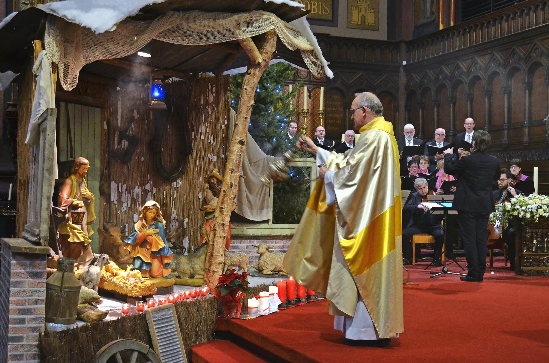 De kerststal kan een plaats krijgen in het liturgische hart van het kerkgebouw. © Johan De Smet