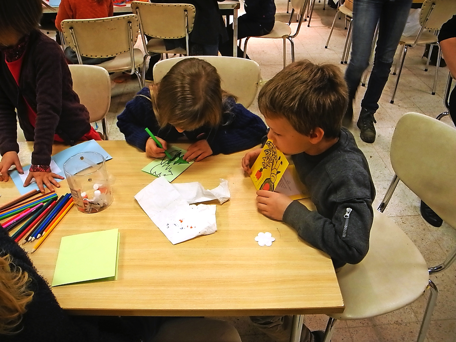 Kinderen gaan creatief aan de slag tijdens de nevendienst in Ename. © Parochie Oscar Romero