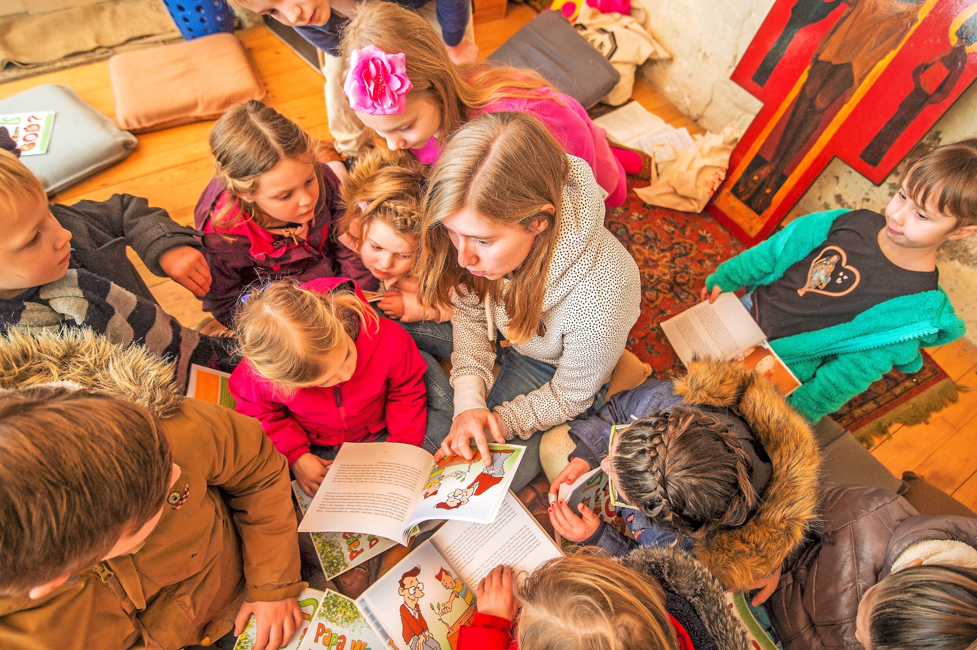 Imke Bavay tijdens de kinderwoorddienst in haar thuisparochie in Mere. © Frank Bahnmüller