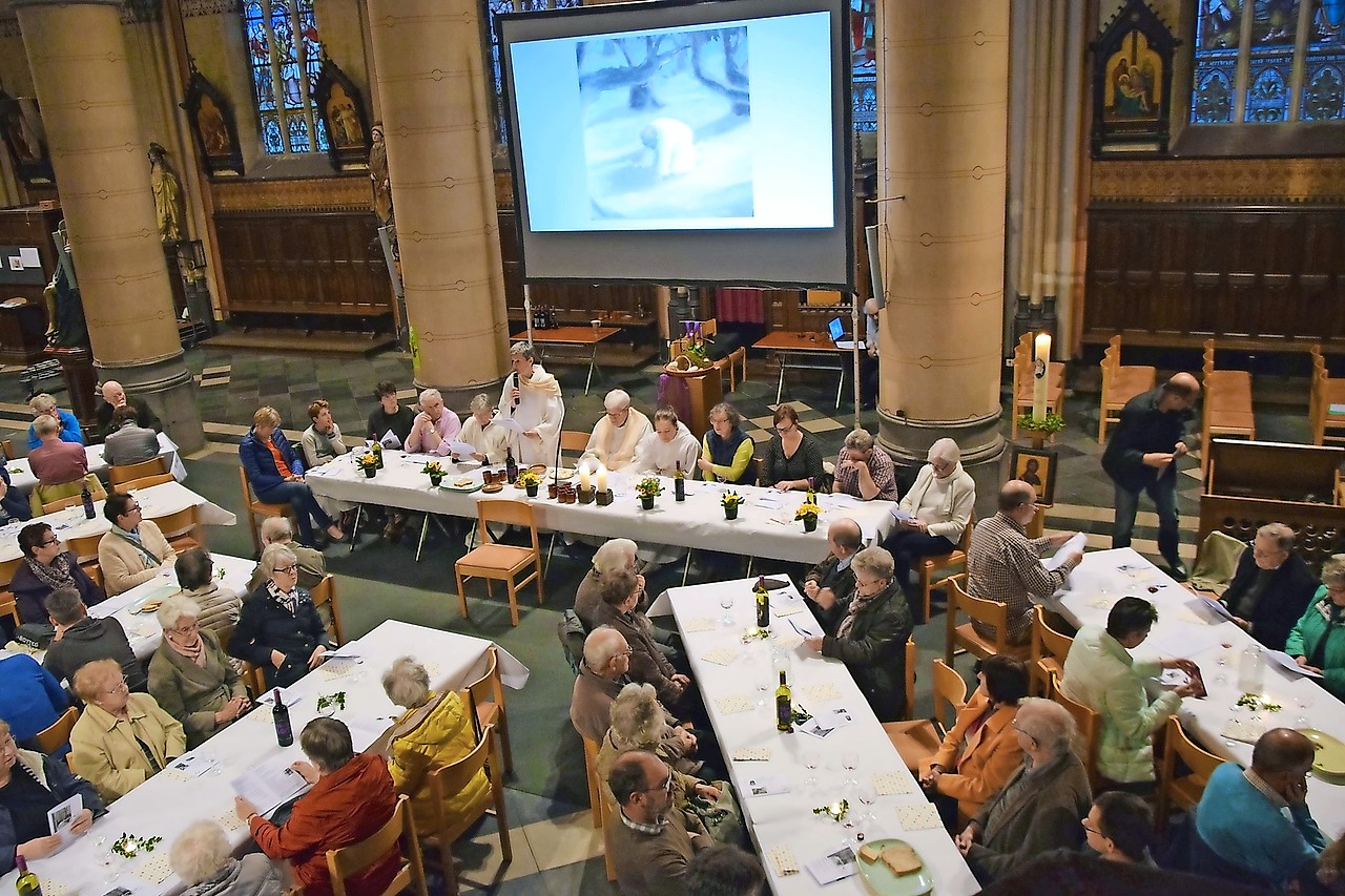 Witte Donderdag vieren de gelovigen van Tereken letterlijk aan grote tafels. © Sint-Jozef Tereken