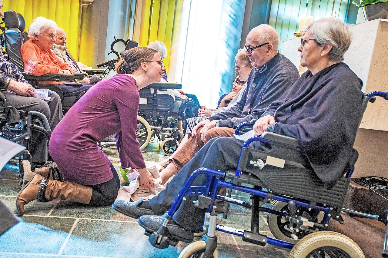 Gabrielle Christenhusz tijdens de voetwassing op Witte Donderdag. © Frank Bahnmüller