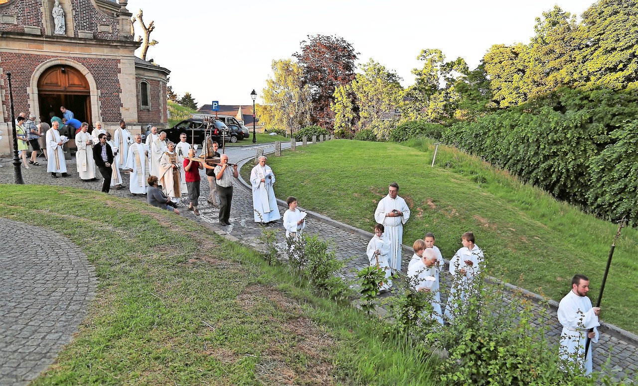 Bij mooi weer vindt de eucharistieviering plaats in de openlucht. © Stefaan Van Steenberge