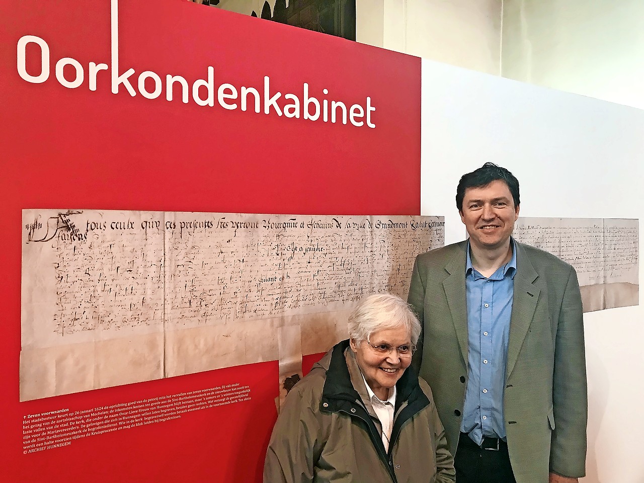 De laatste priorin samen met David Larmuseau voor het oorkondekabinet. © Koenraad De Wolf