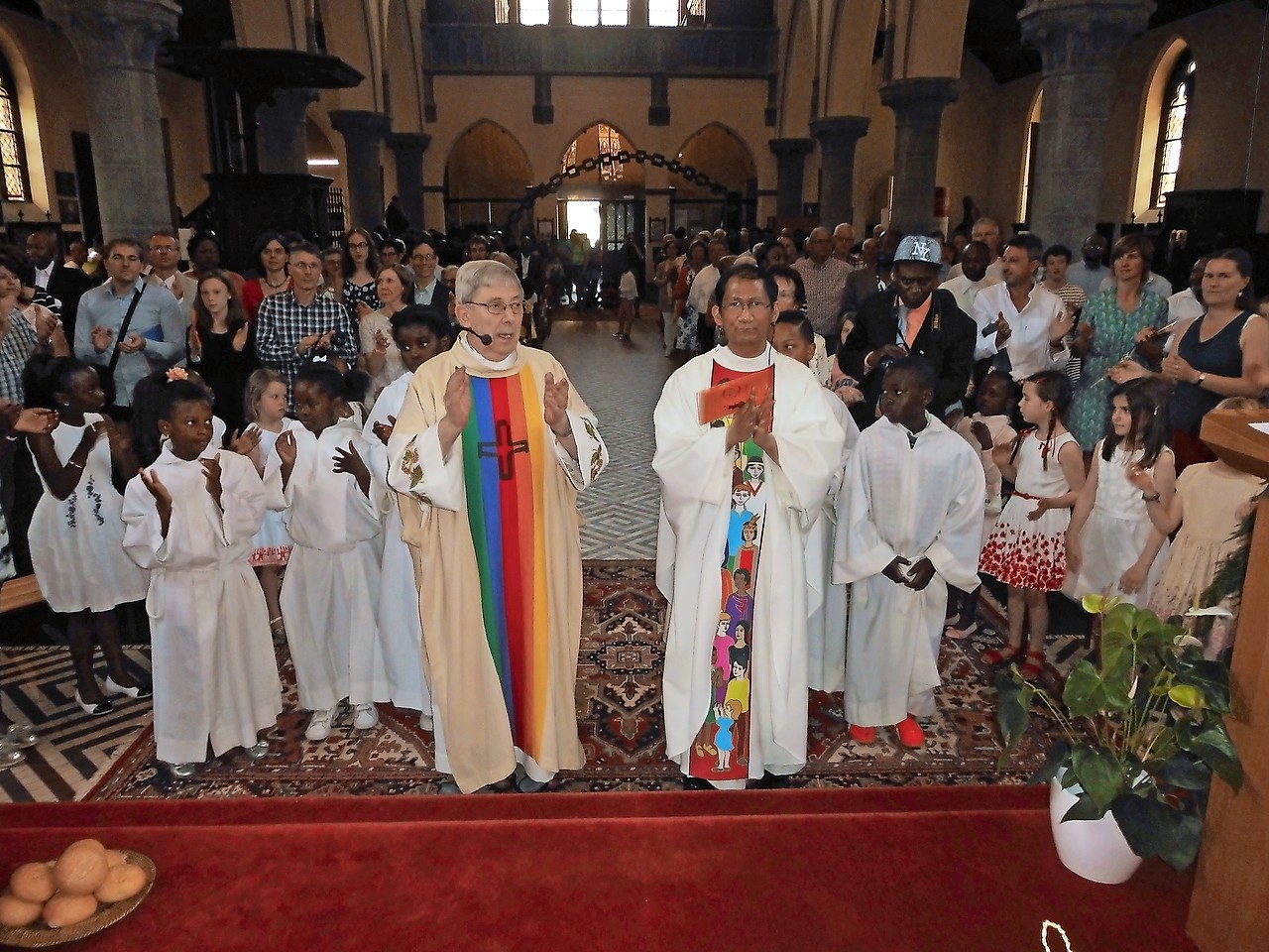 Wekelijks op zondag celebreert Marcel De Meyer een multiculturele viering. © Henk Allary