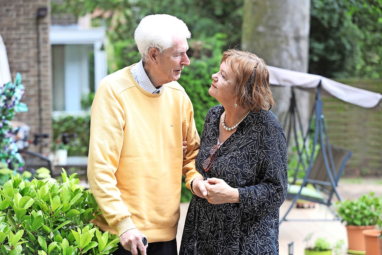 Elena de Ru en haar echtgenoot Nico Bins, die aan dementie lijdt. © Kristof Ghyselinck