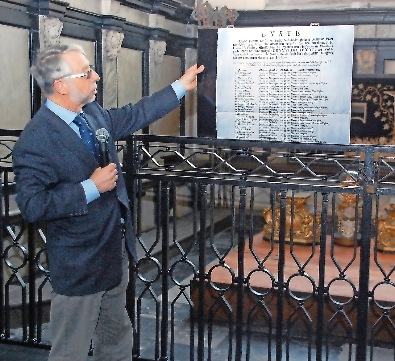 Historicus Marc Beyaert leidt bezoekers rond in de Gentse Sint-Jacobskerk. © Lutgart Huvenne