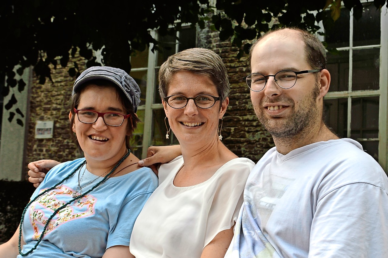 Barbara Focquaert met Arkbewoners Sarah en Ronny. © Eveline Coppin