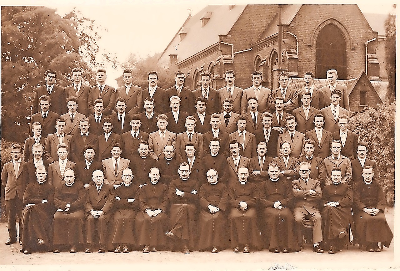 Priesters en studenten op foto voor de afstudeerplechtigheid in 1958. © Normaalschool Sint-Niklaas