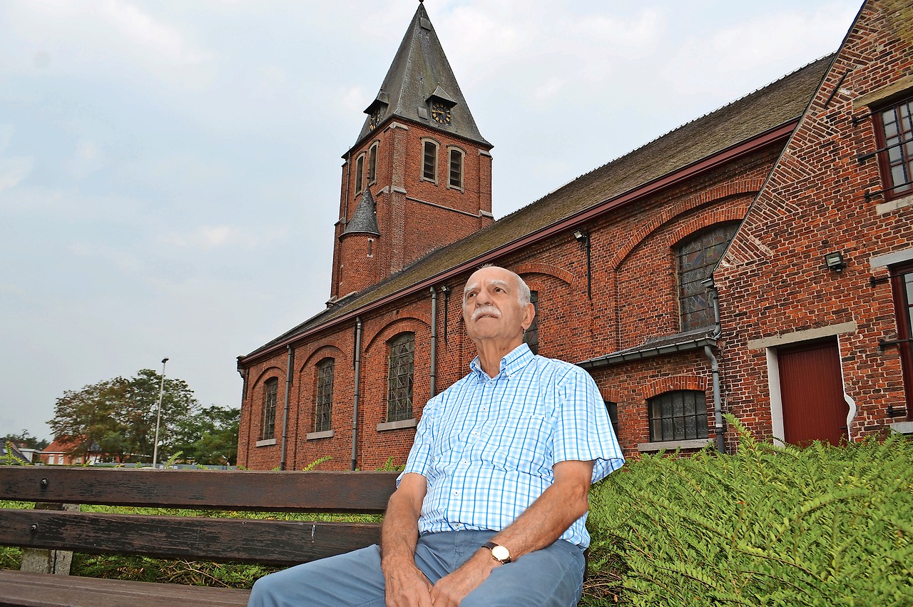 Cyriel De Bruyne aan de kerk. Tot midden 2019 vinden er nog vieringen plaats. © Bertrand Goethals