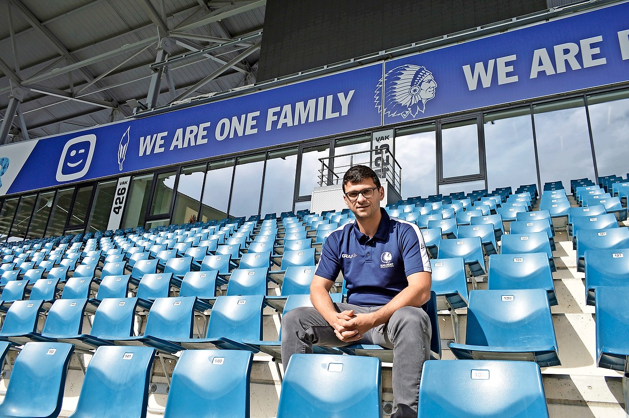 Wim Beelaert in de tribune van de Ghelamco Arena. © Bertrand Goethals