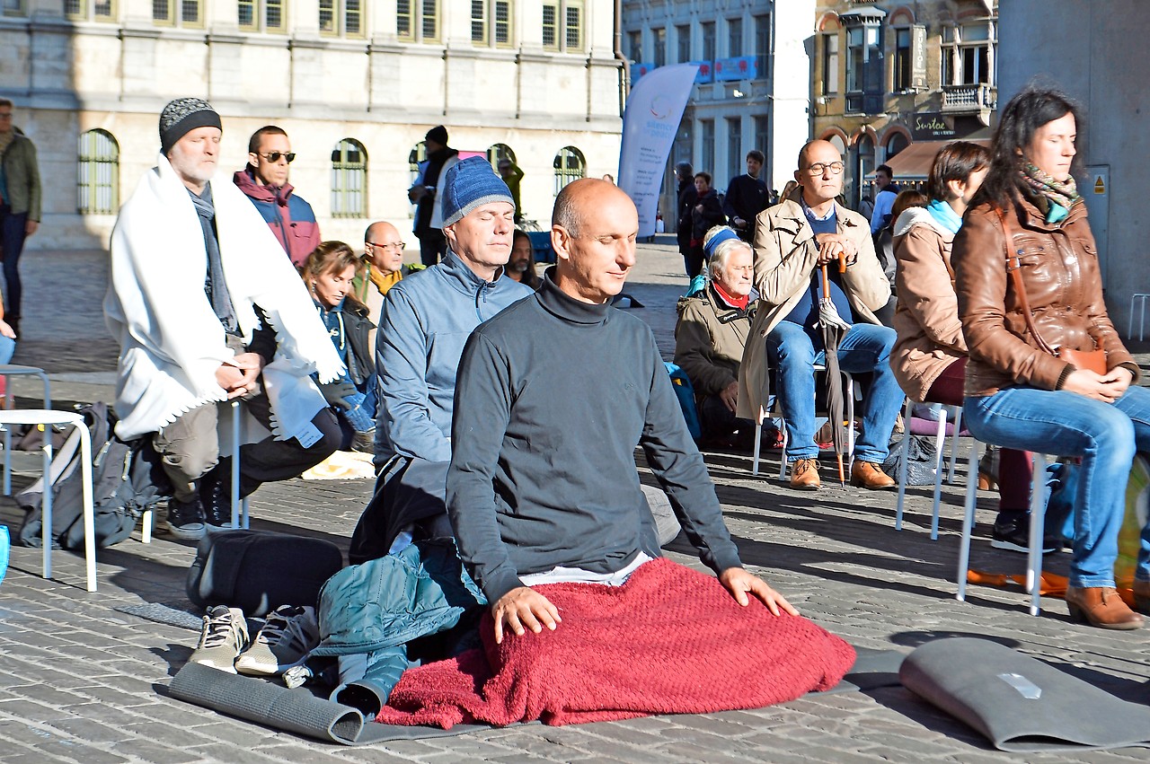 Enkele tientallen belangstellenden en voorbijgangers maakten het even stil onder de Gentse Stadshal. © Bertrand Goethals