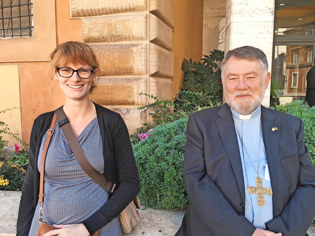 Annelien Boone en mgr. Jean Kockerols in de marge van de synode in Rome. © IJD Jongerenpastoraal