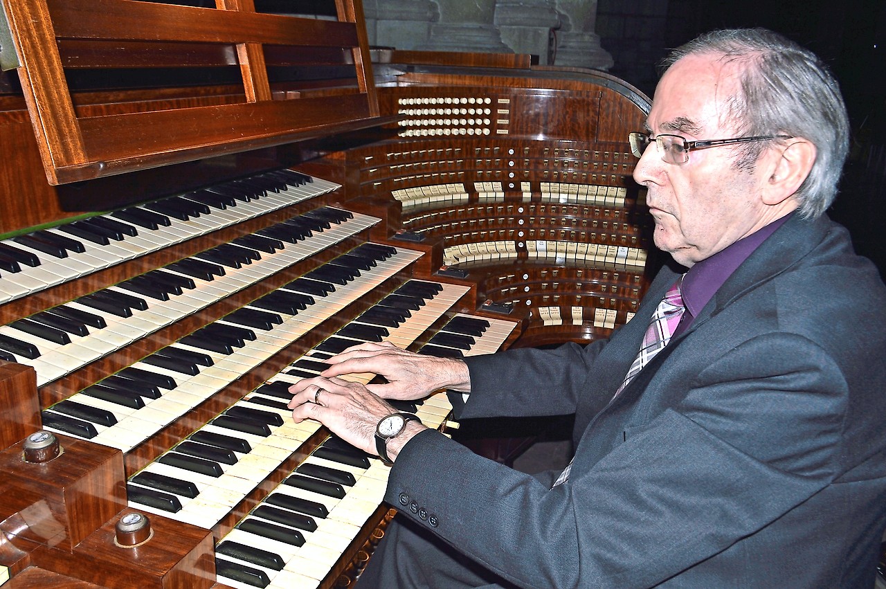 Edward De Geest aan ‘zijn’ orgel van de Sint-Baafskathedraal. © Bertrand Goethals