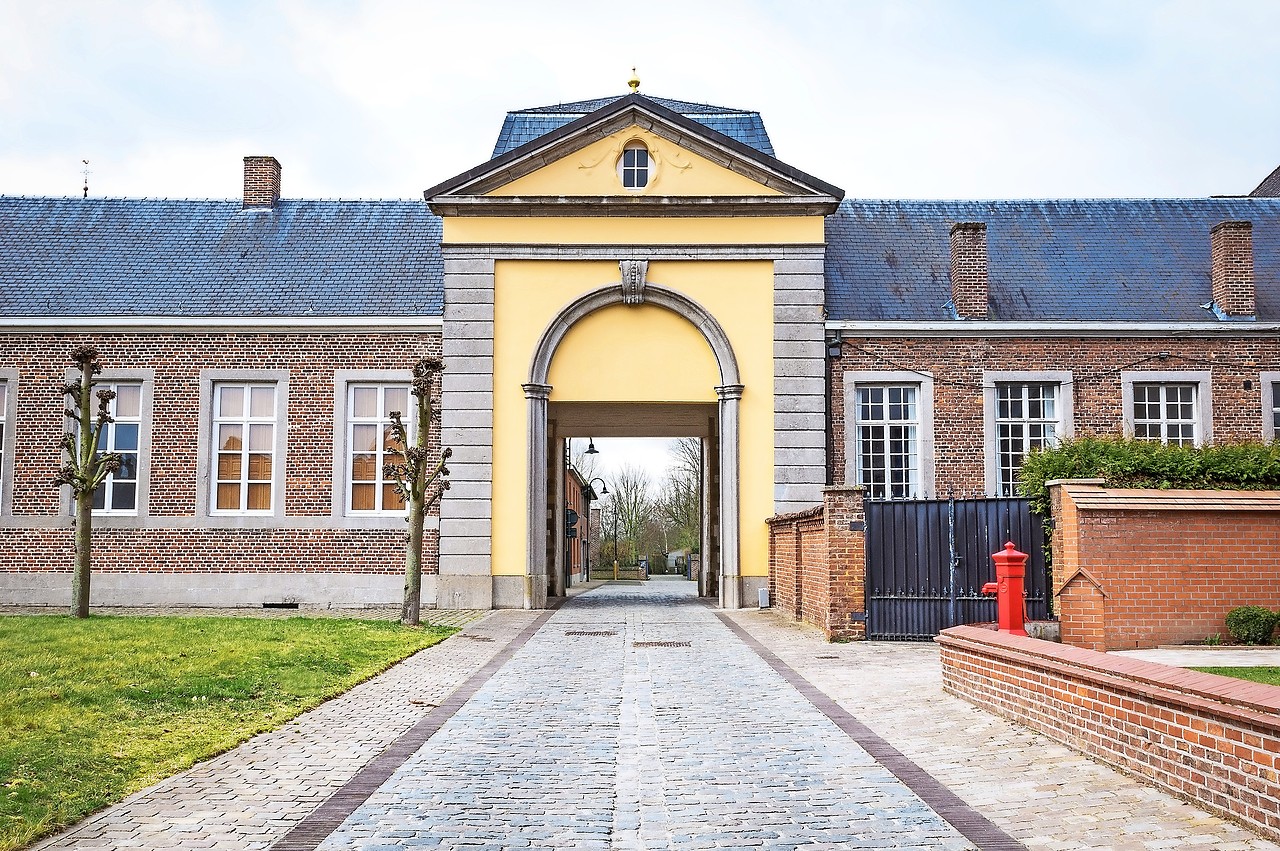 De indrukwekkende toegangspoort tot de kartuizersite in Lierde. © Lieve Henau