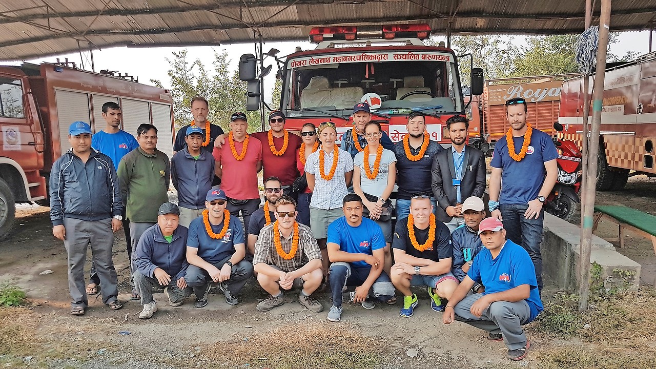 Verbroedering tussen Belgische en Nepalese brandweerlieden. © Edward Savat