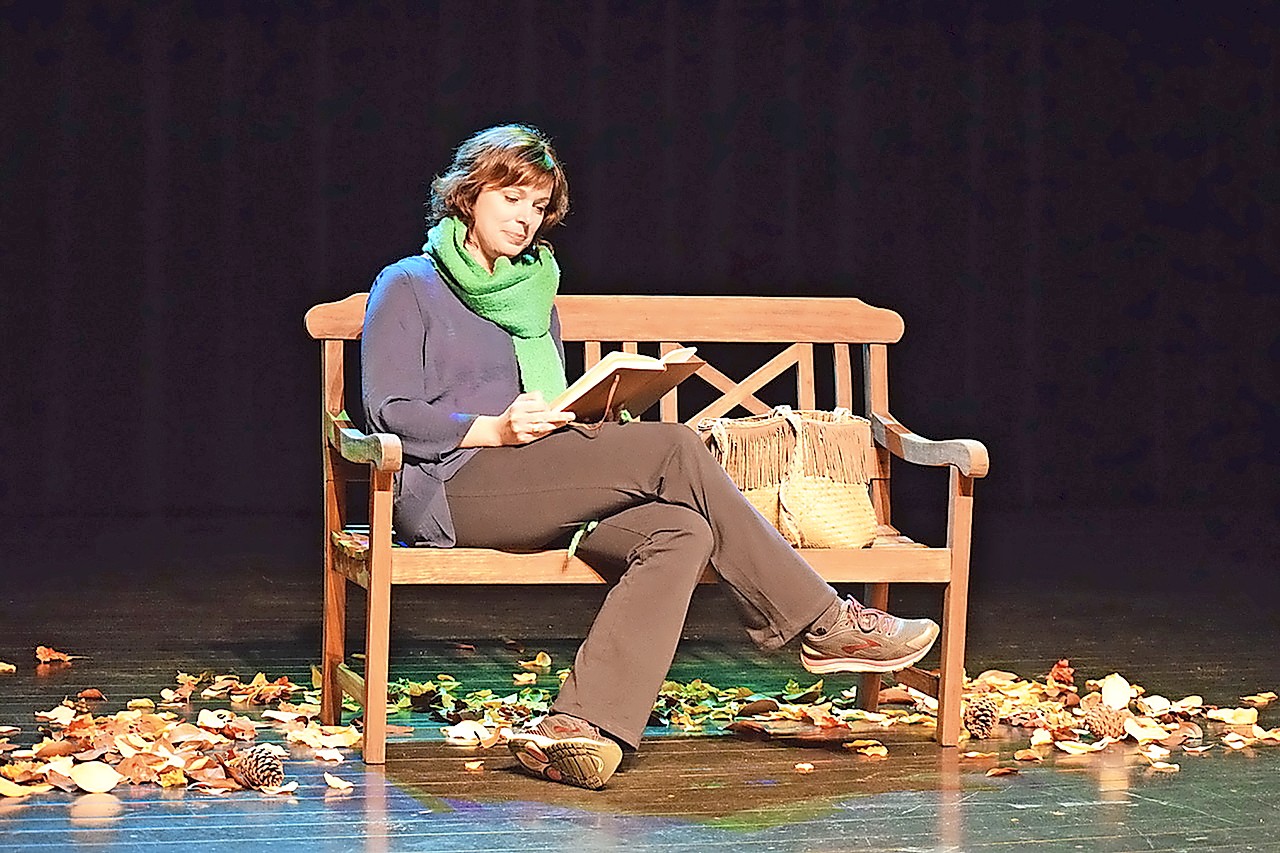 Stefanie Moens leest voor uit het dagboek van Lieven De Prils vader. © Thomas De Wit