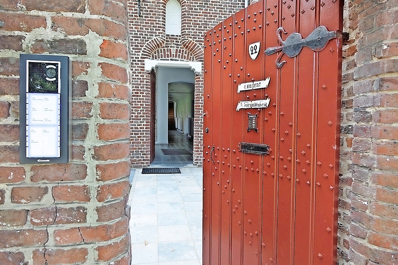 De deur van Convent 22 staat open voor mensen met autisme. © vzw Autimismus