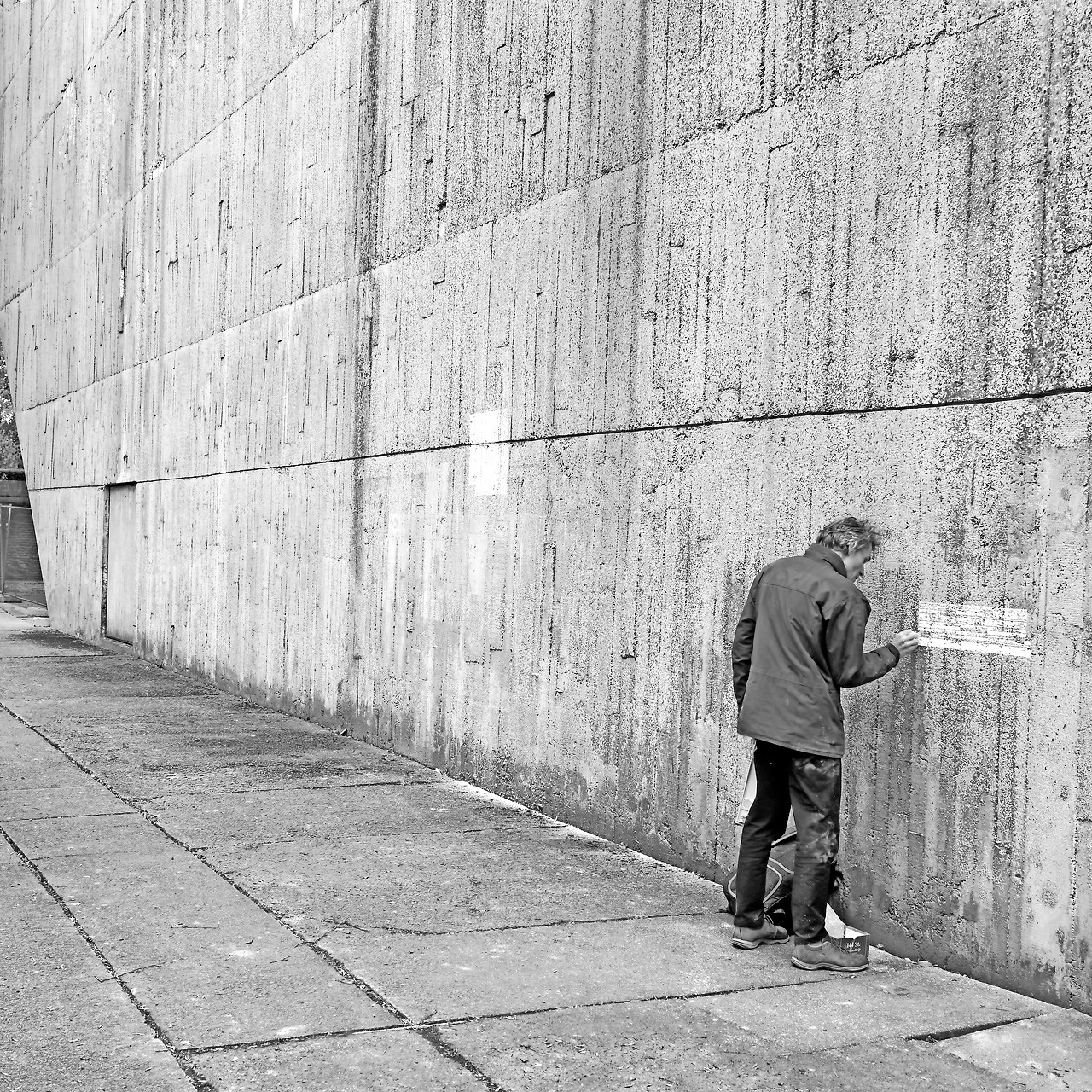 Bart Lodewijks: „Het contrast tussen het robuuste beton en de vluchtige krijttekening vind ik sterk.” © Jan Kempenaers