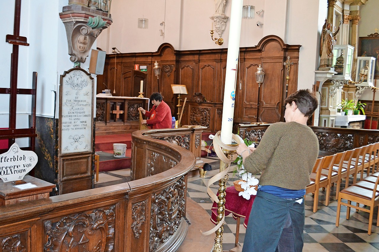 De kerk van Lochristi wordt klaargestoomd voor de afscheidsviering. © Bertrand Goethals