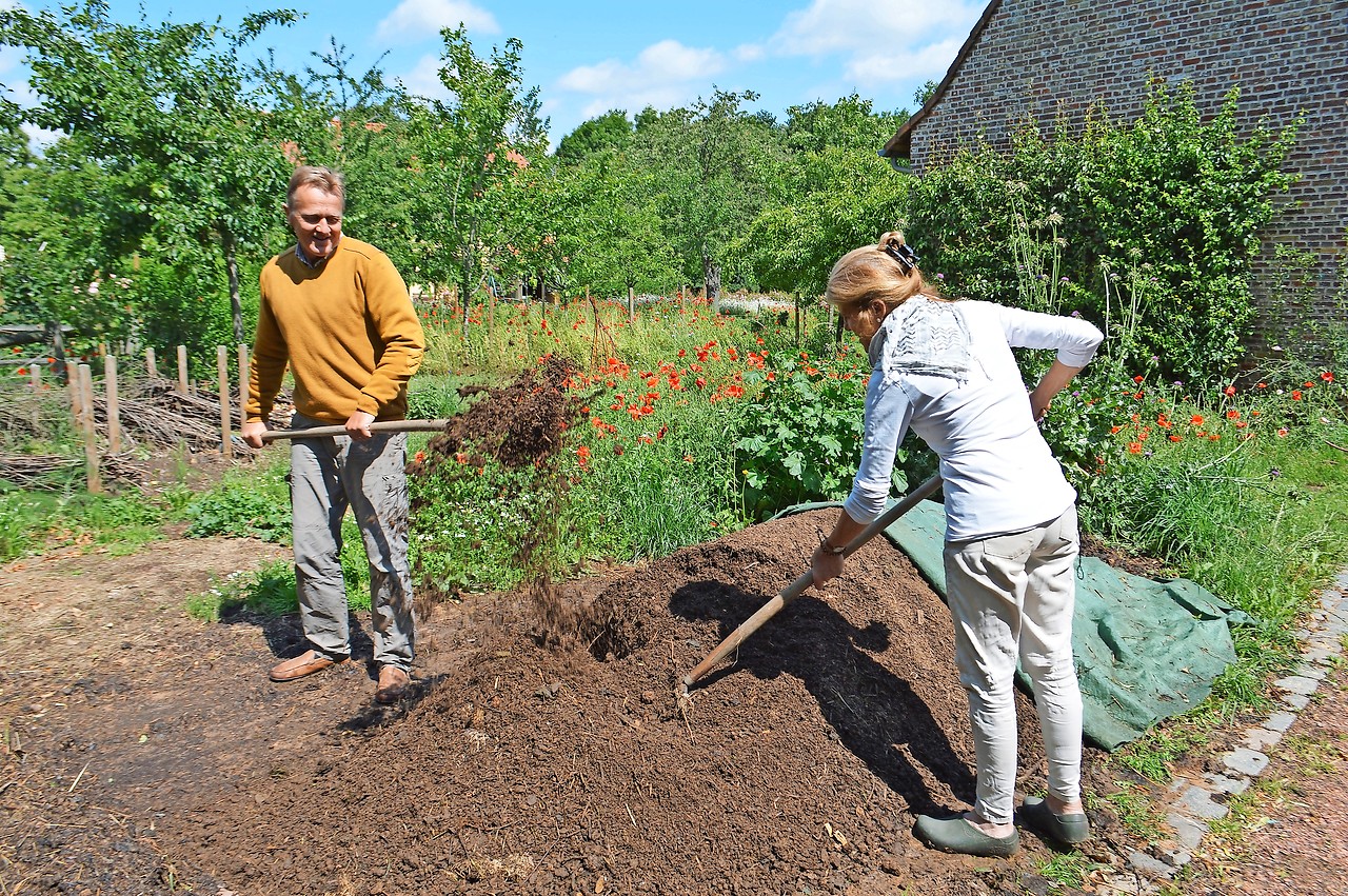 Composteren is de temperatuur en het zuurstofgehalte van tuinafval regelen. © Bertrand Goethals