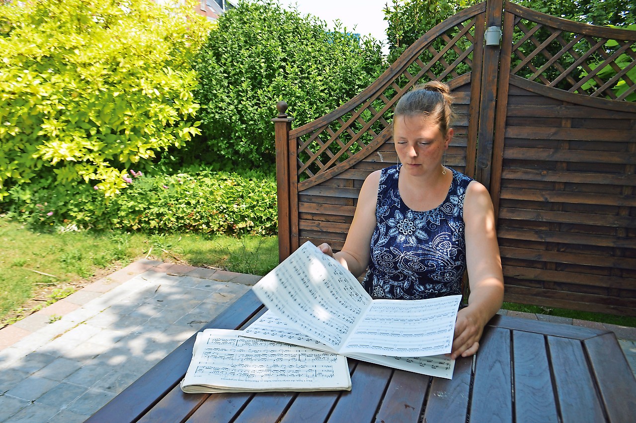 Laure Dermaut verdiept zich in de partituren van Gabriël Verschraegen. © Bertrand Goethals