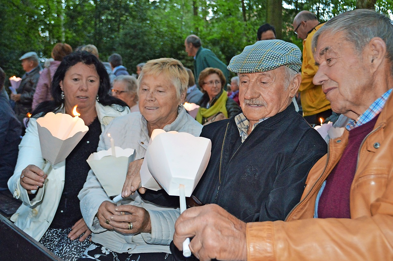 Ruim tweehonderd gelovigen namen deel aan de lichtprocessie in Kleit © Bertrand Goethals