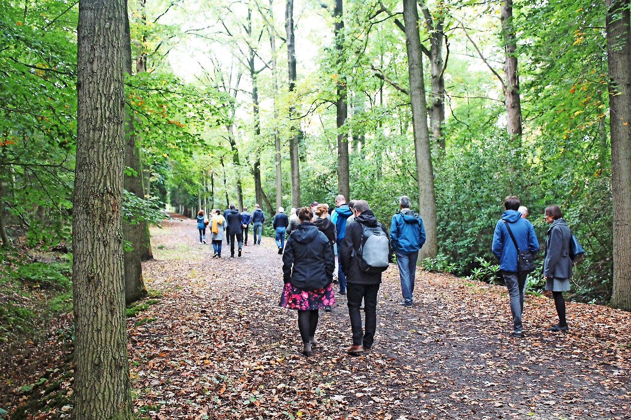 In woord en beeld langs het pad worden de deelnemers uitgenodigd met elkaar in gesprek te gaan. © Filip D’Hooghe