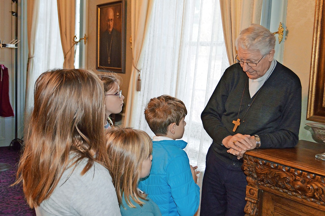 Vier vormelingen legden de bisschop het vuur aan de schenen. © Bertrand Goethals