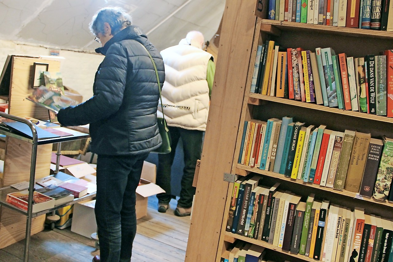 In de rekken bij De Tinten zijn ook mooie kinderboeken en romans in diverse talen te vinden. © Jozefien Van Huffel