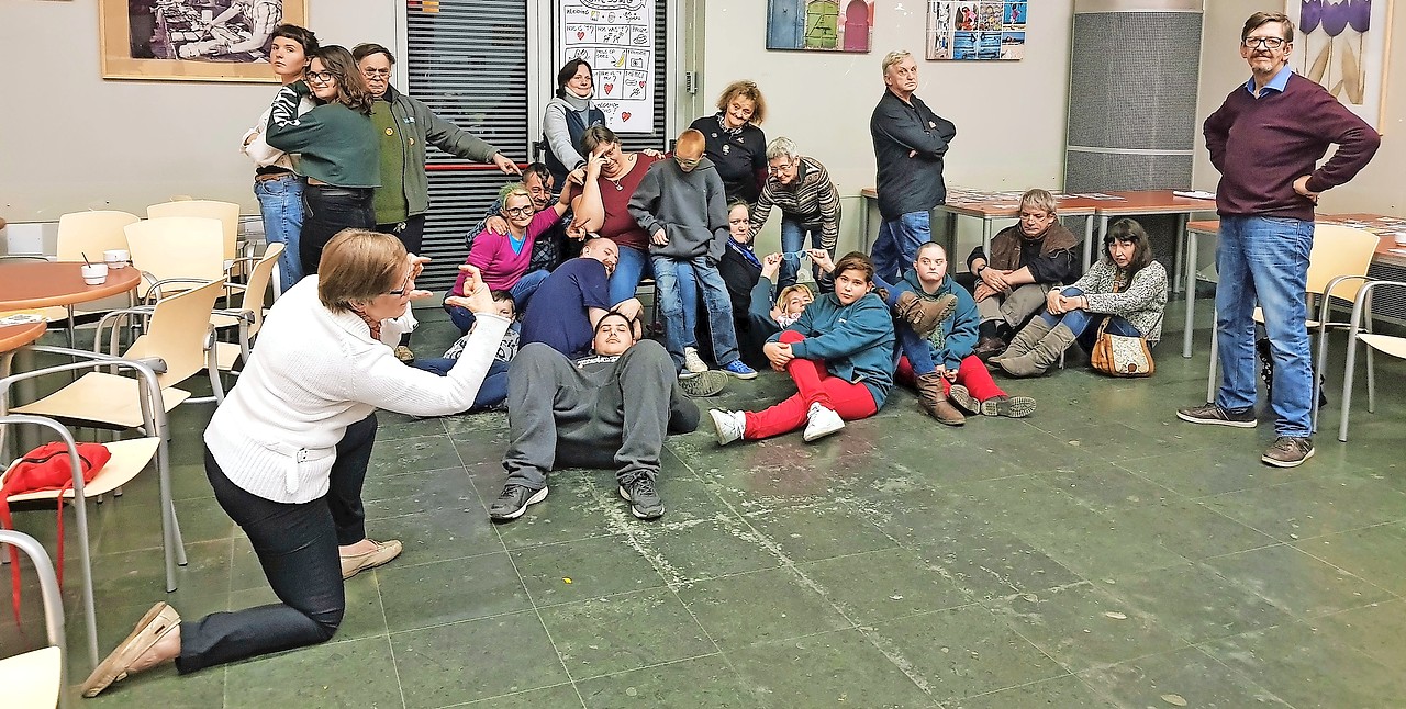 De ervaringsdeskundigen leiden de studiedag in met een toneeltje. © Steven Van Hemelryck