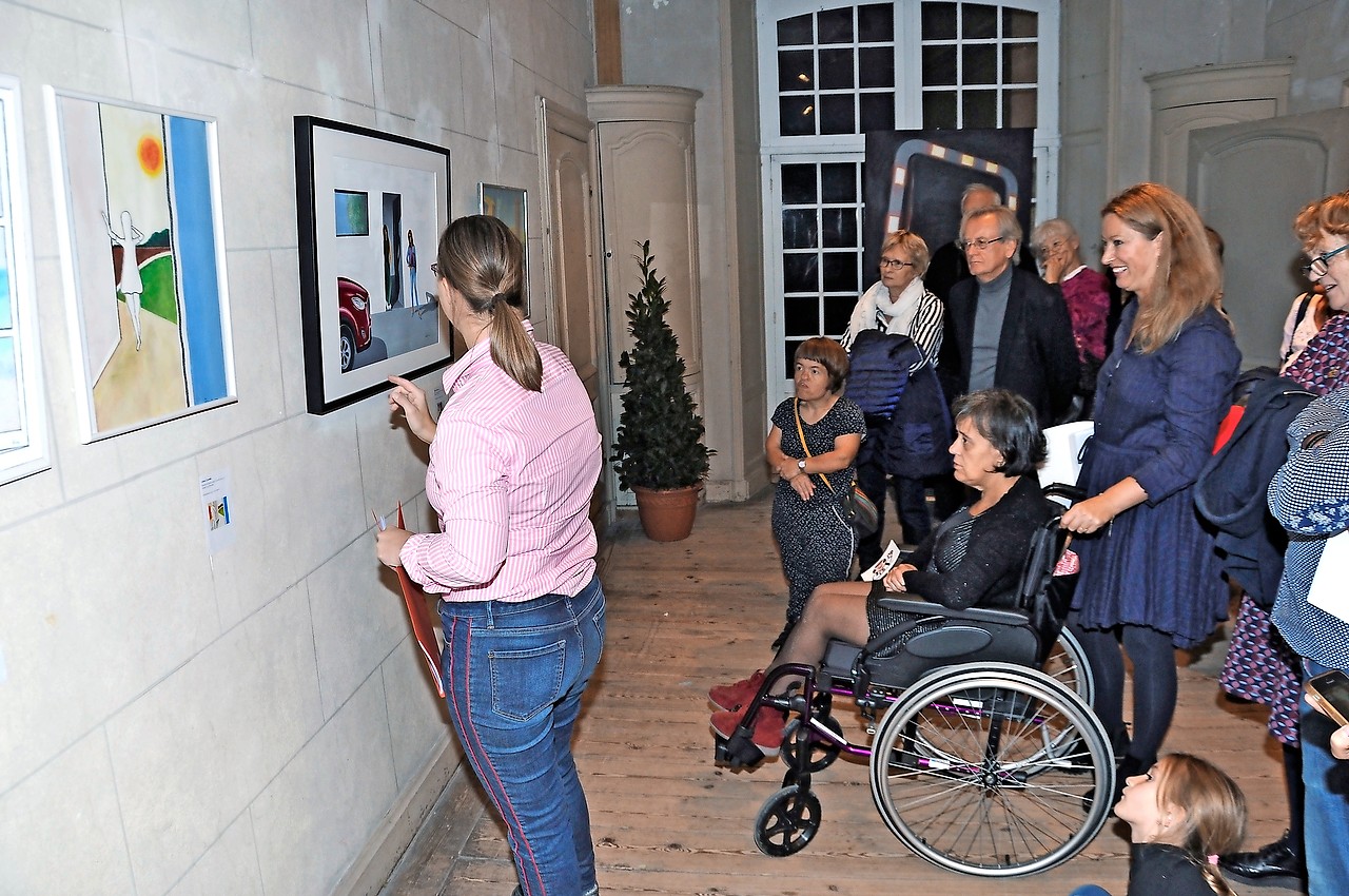 Deelnemers volgen een rondleiding in het kasteel van Poeke. © Renaat Jonckheere