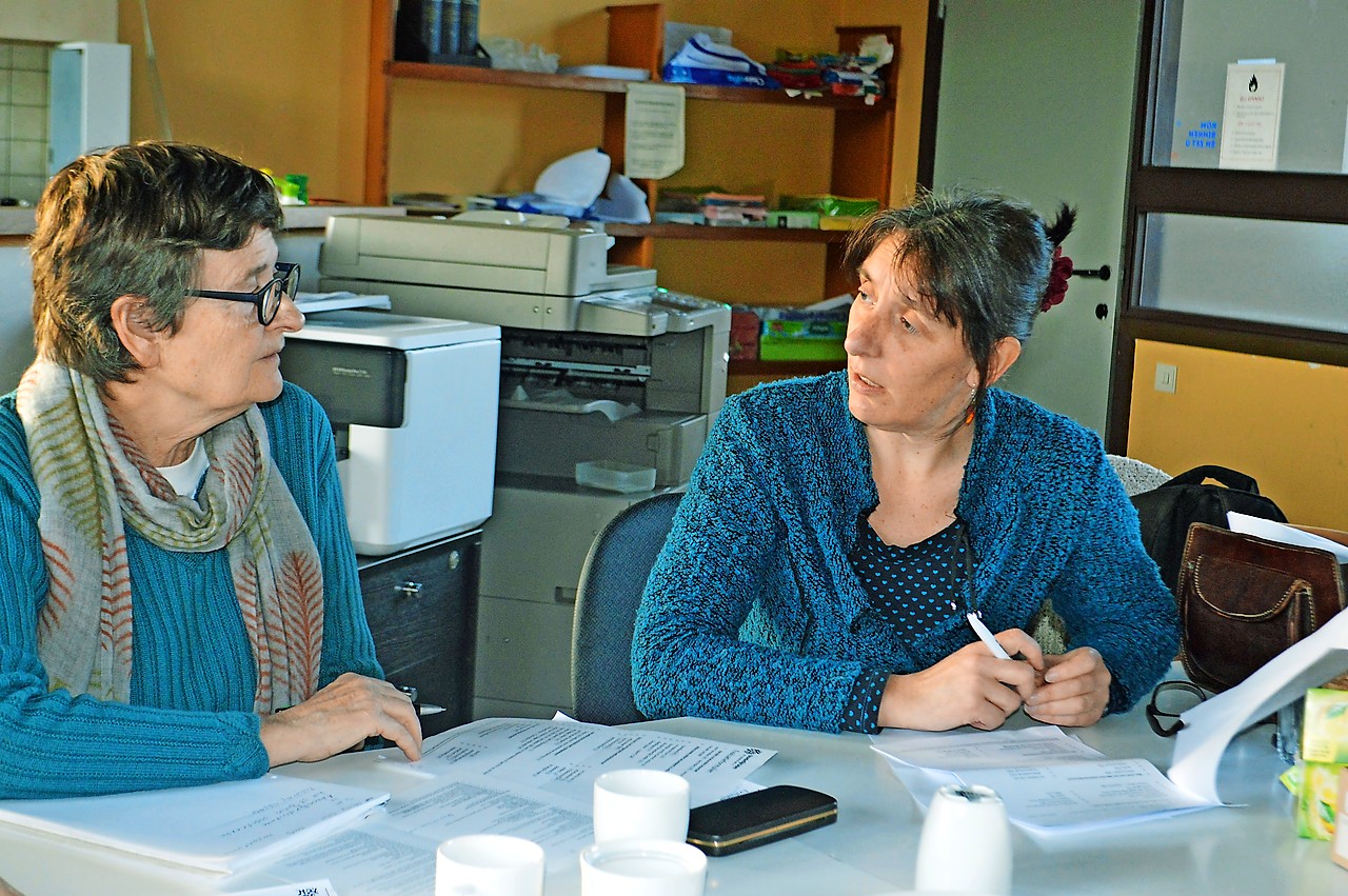 Sari Stoops (rechts) in vergadering met vrijwilligers. © Bertrand Goethals