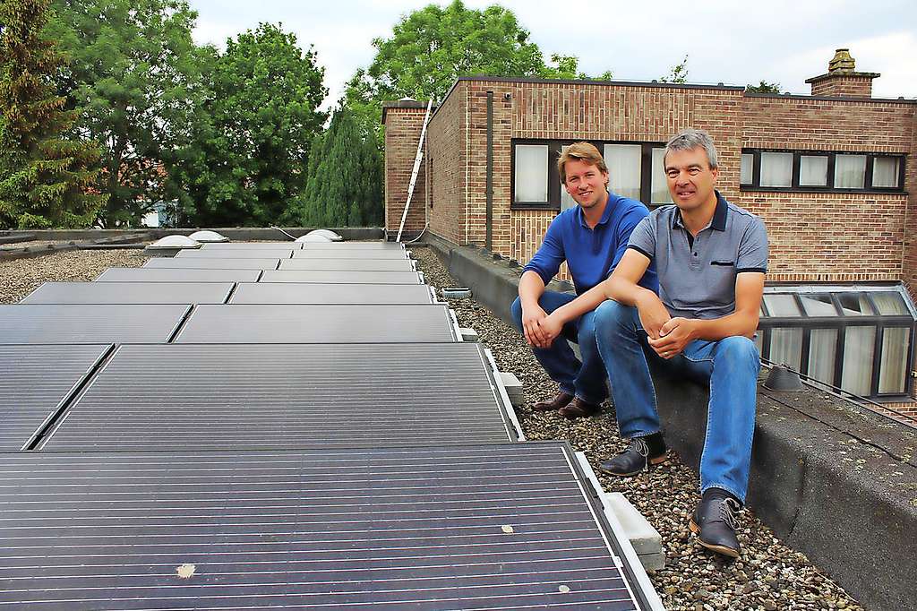 Het dak van de Sint-Pauluskerk in Aalst is voorzien van zonnepanelen. © Rutger Lievens