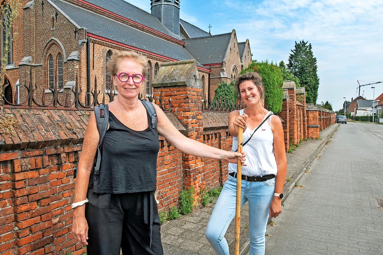 Initiatiefnemer Nathalie Samaes (rechts) op stap met wandelgids Ann Deneir. © Johan Martens