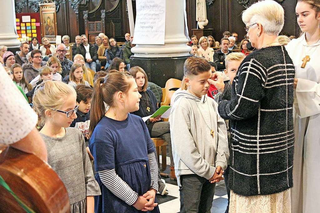 Een viering met veel genodigden, zoals hier in Erpe-Mere, zit er dit jaar niet in. © Ann De Vuyst