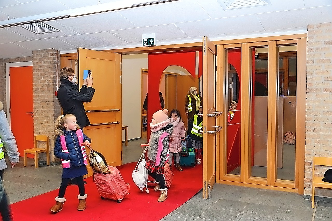 Leerlingen worden feestelijk verwelkomd in hun nieuw schoolgebouw. © Katholiek Onderwijs Ronse